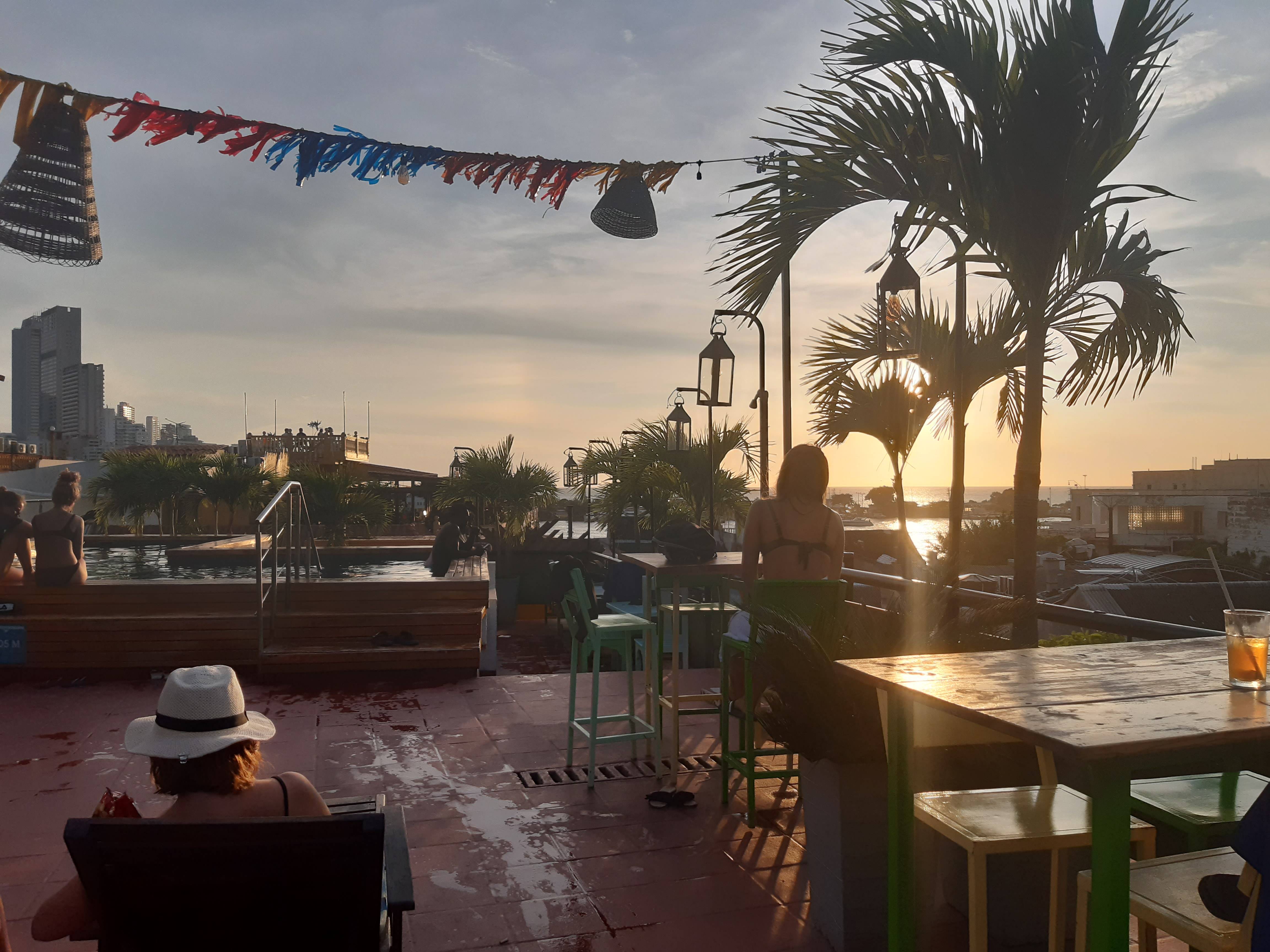 Atardecer dorado en el Caribe colombiano desde una terraza