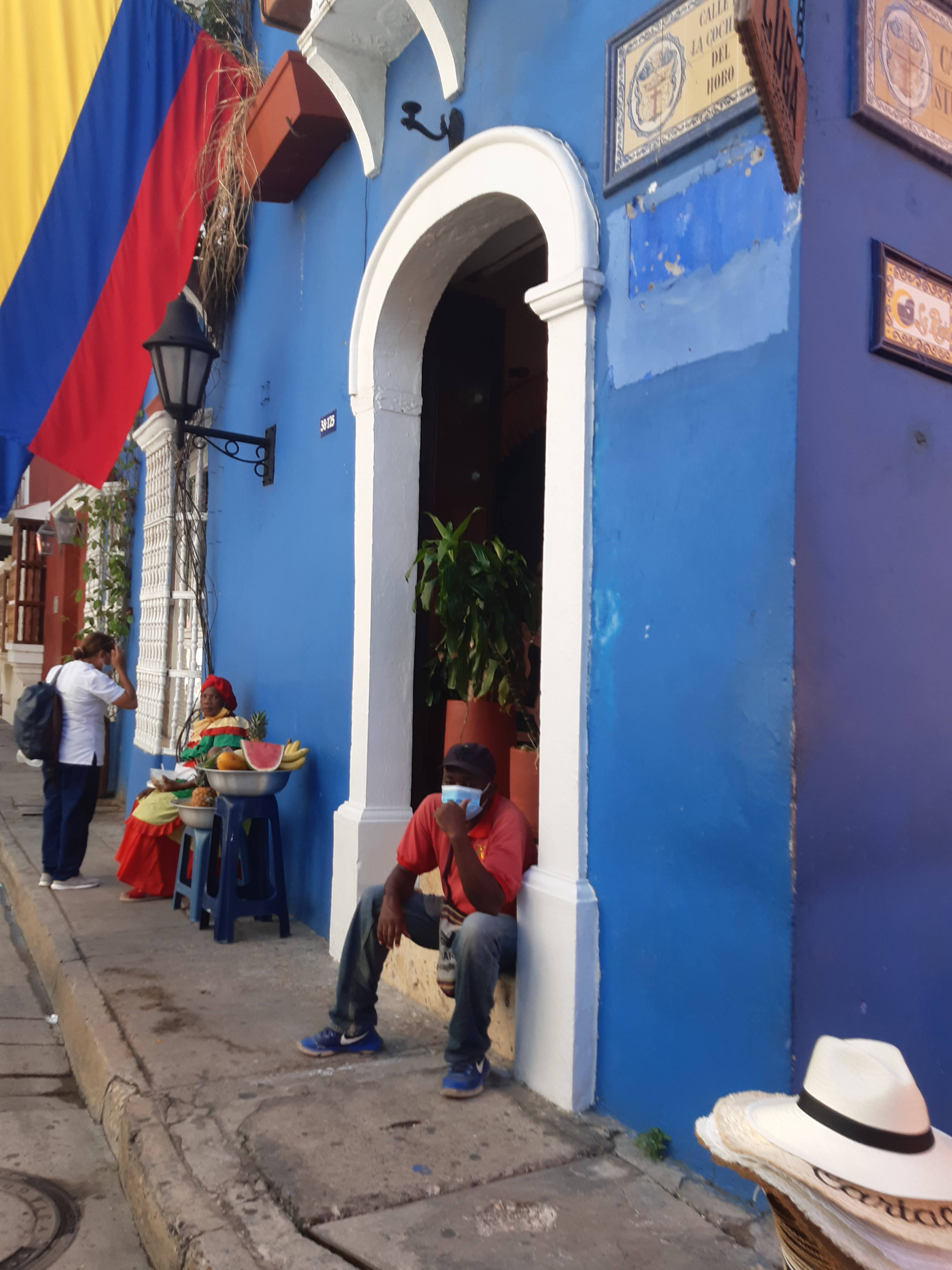 Calles vibrantes con gente y fachadas pintadas