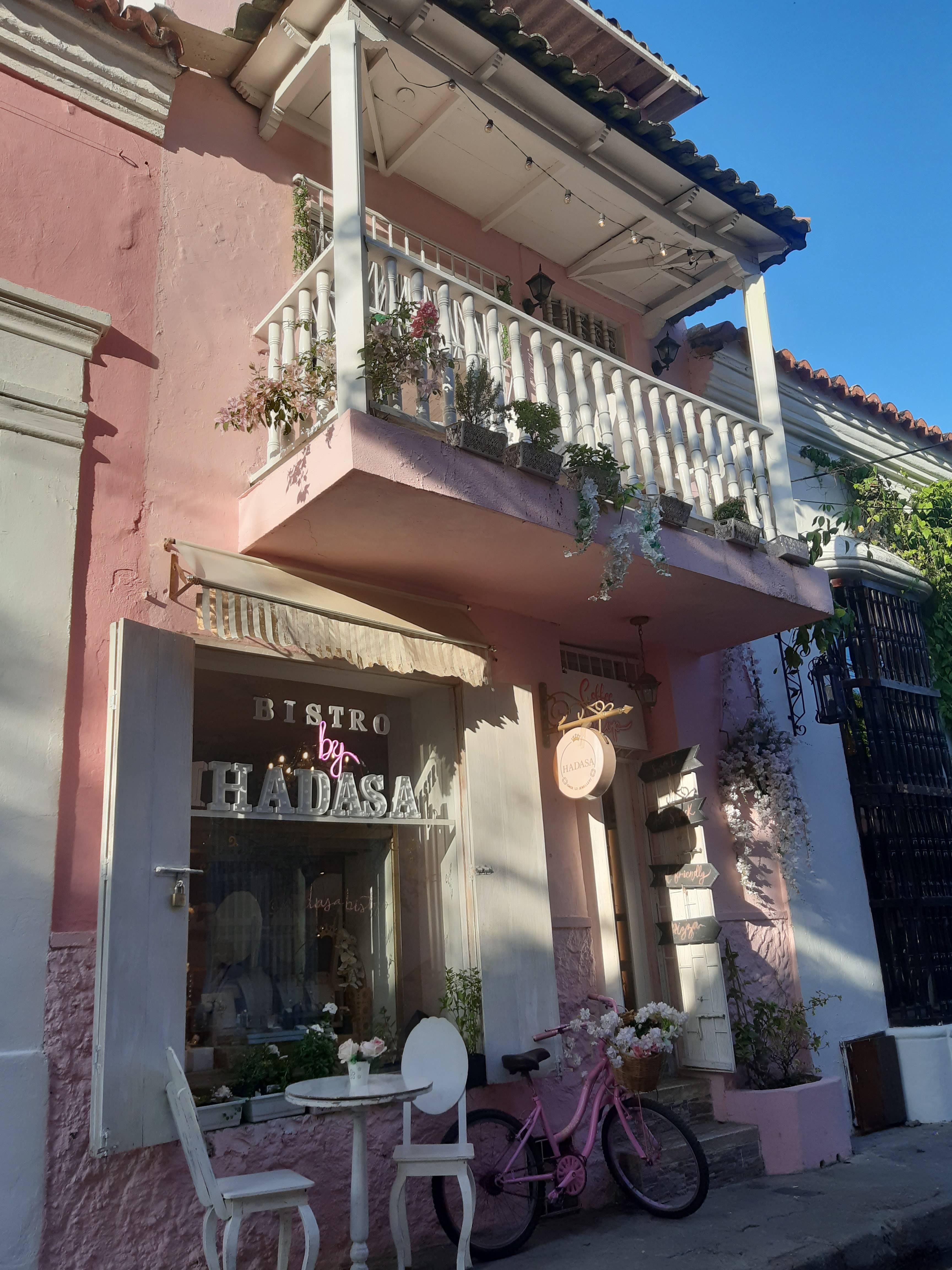 Ambiente festivo en calles coloniales