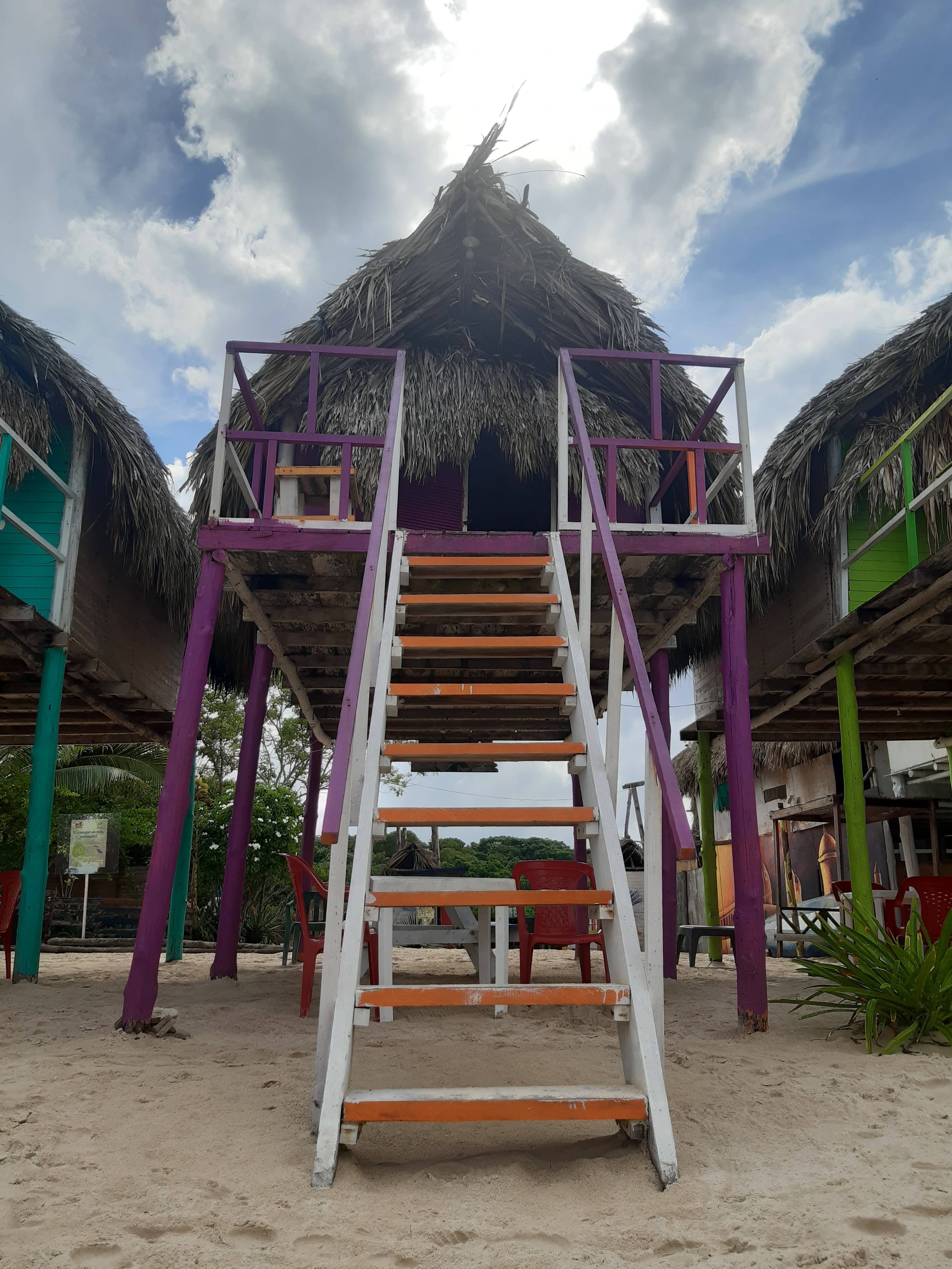 Cabaña junto al mar con escaleras de madera